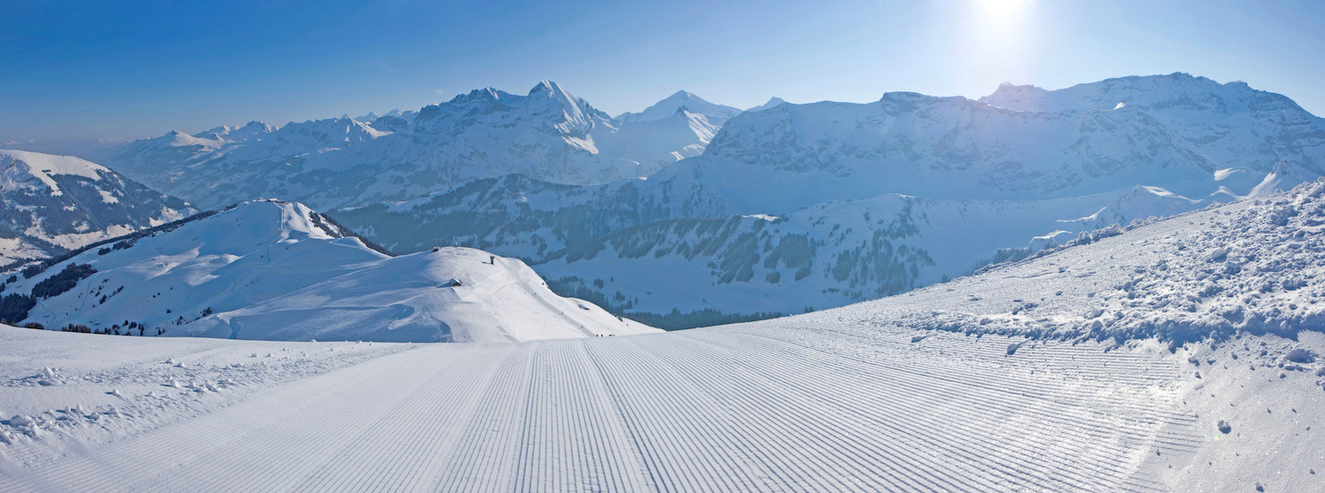 Adelboden: Skipiste mit Winterpanorama